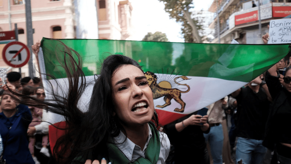 Forțele de securitate iraniene ridică elevi din școli. Alte două adolescente au fost ucise în bătaie