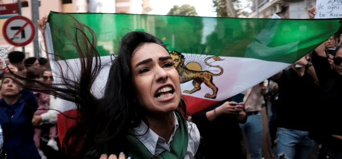 Cei mai mulți iranieni vin la protest, având steagul țării de pe vremea monarhiei. FOTO: Facebook