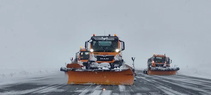 Se deszăpezește la foc continuu pe aeroport. FOTO: Facebook/Bucharest Airports