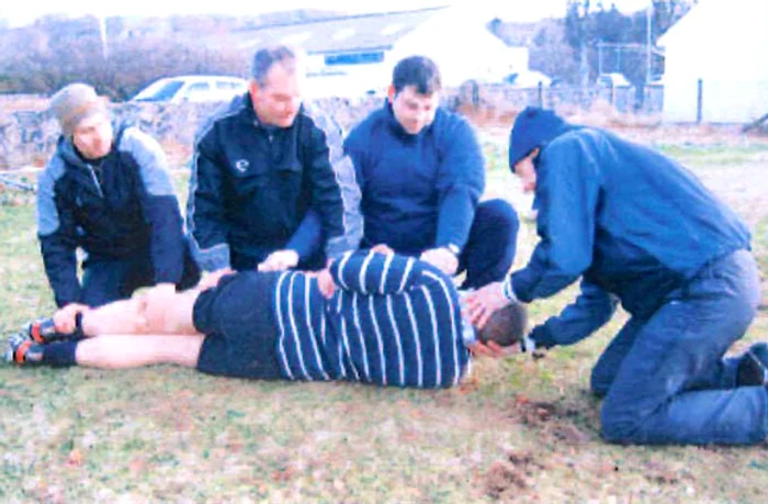 Tehnici de acordare a primului ajutor: Această rostogolire se folosește pentru așezarea victimei pe targă