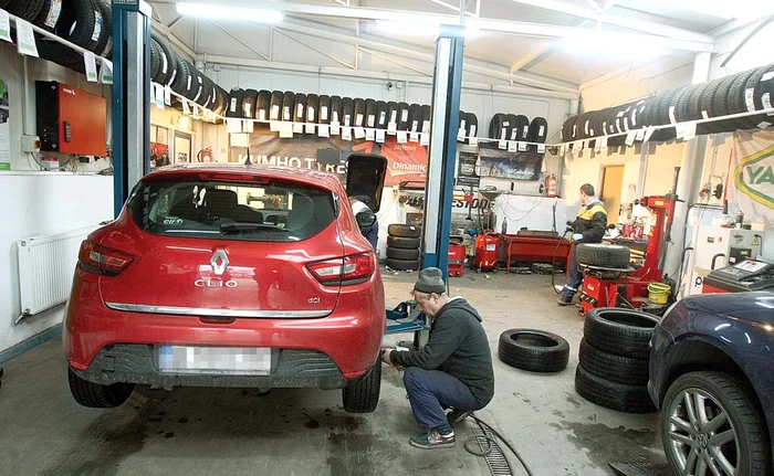 
    Cei de la RAR recomandă şoferilor să folosească numai  vulcanizări autorizateFotografii: Dorin Constanda/Registrul Auto Român  