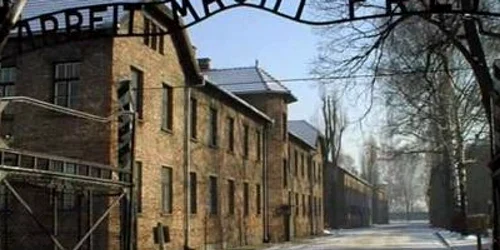 Poarta principală a intrării în lagărul de la Auschwitz