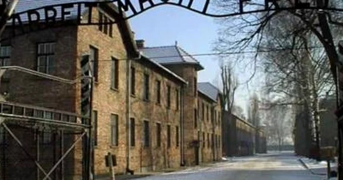 Poarta principală a intrării în lagărul de la Auschwitz