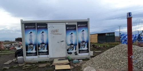 Familia Ianoşi locuieşte într-un container de 8 metri pătraţi
