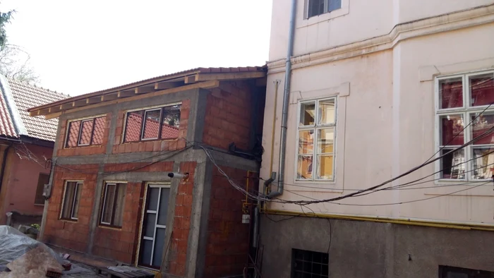 Aşa arată „extinderea” făcută, ilegal, unui apartament cu o cameră de un timişorean cu tupeu FOTO Daniel Dancea