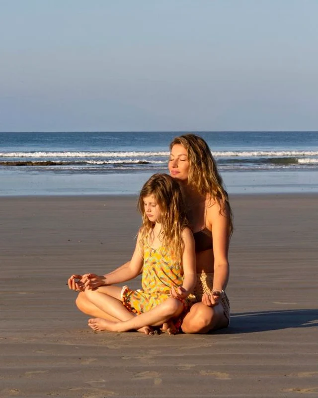 Gisele Bündchen făcând yoga jpeg