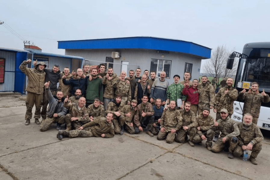 Soldații ruși întreabă cum pot să se predea: „Trebuie să cad în genunchi“?