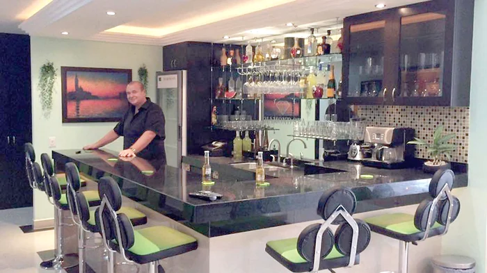 
    În acest centru de lux clienţii beneficiază de şedinţe de masaj şi de tratament corporal  