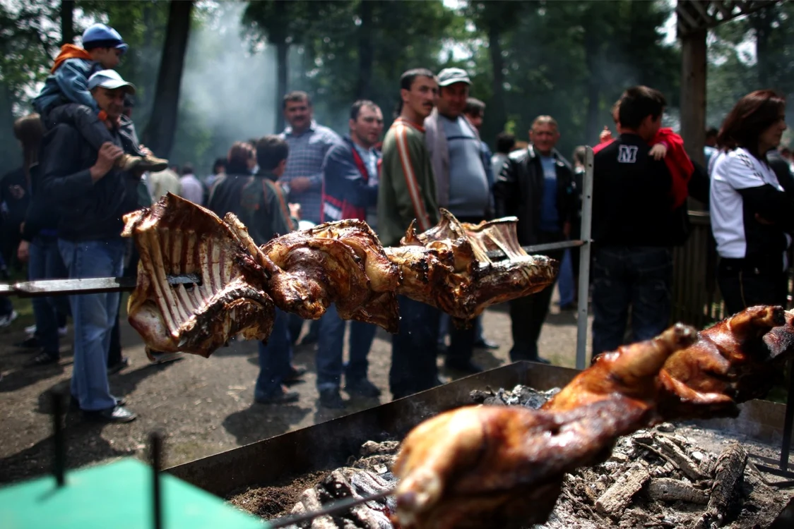 Tradiţia muntenească se trage din cărnurile fripte şi în mod special din carnea de oaie FOTO Adevărul