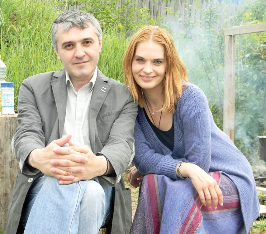 
    Manuela Hărăbor şi Rareş  Stoica au fost împreună  4 ani şi s-au logodit la o  mănăstire din Bucureşti  
