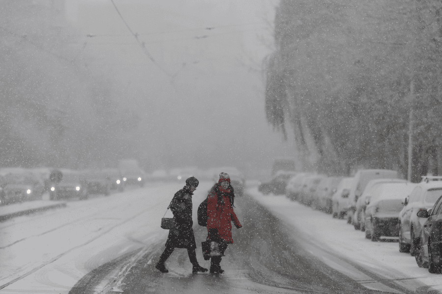 De ce a nins doar în unele zone din București. Cum explică meteorologii acest fenomen