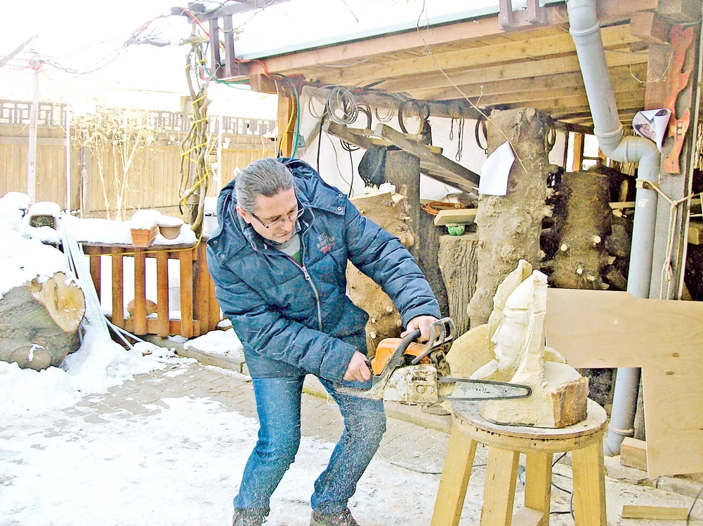 Gabriel Rizea (43 de ani) din Craiova a transformat strada pe care locuieşte într-o adevărată expoziţie de sculpturăFoto: SOFIA PREJBEANU