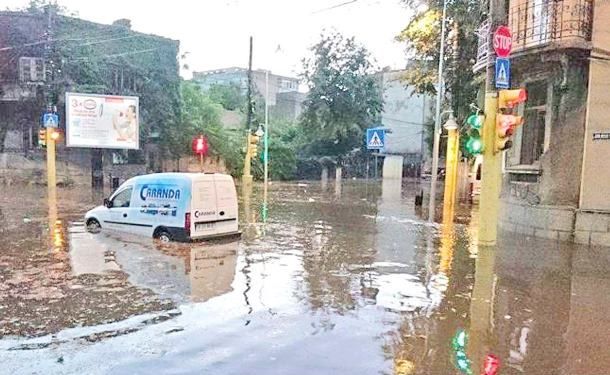 În municipiul Constanţa,  cantitatea de precipitaţii  căzută în cursul nopţii de vineri  spre sâmbătă a fost de aproximativ  45 de litri pe metrul pătrat