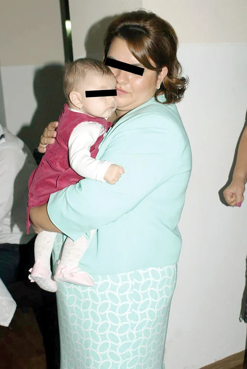 Soția lui Alfons Gabriel Arhire e prinsă la mijloc în acest scandal. Ea a aflat de infidelitatea soțului în urma anchetei demarate după găsirea cadavrului omului de afaceri sirian. Ea are de crescut o fetiță care va face 2 ani în această lună.