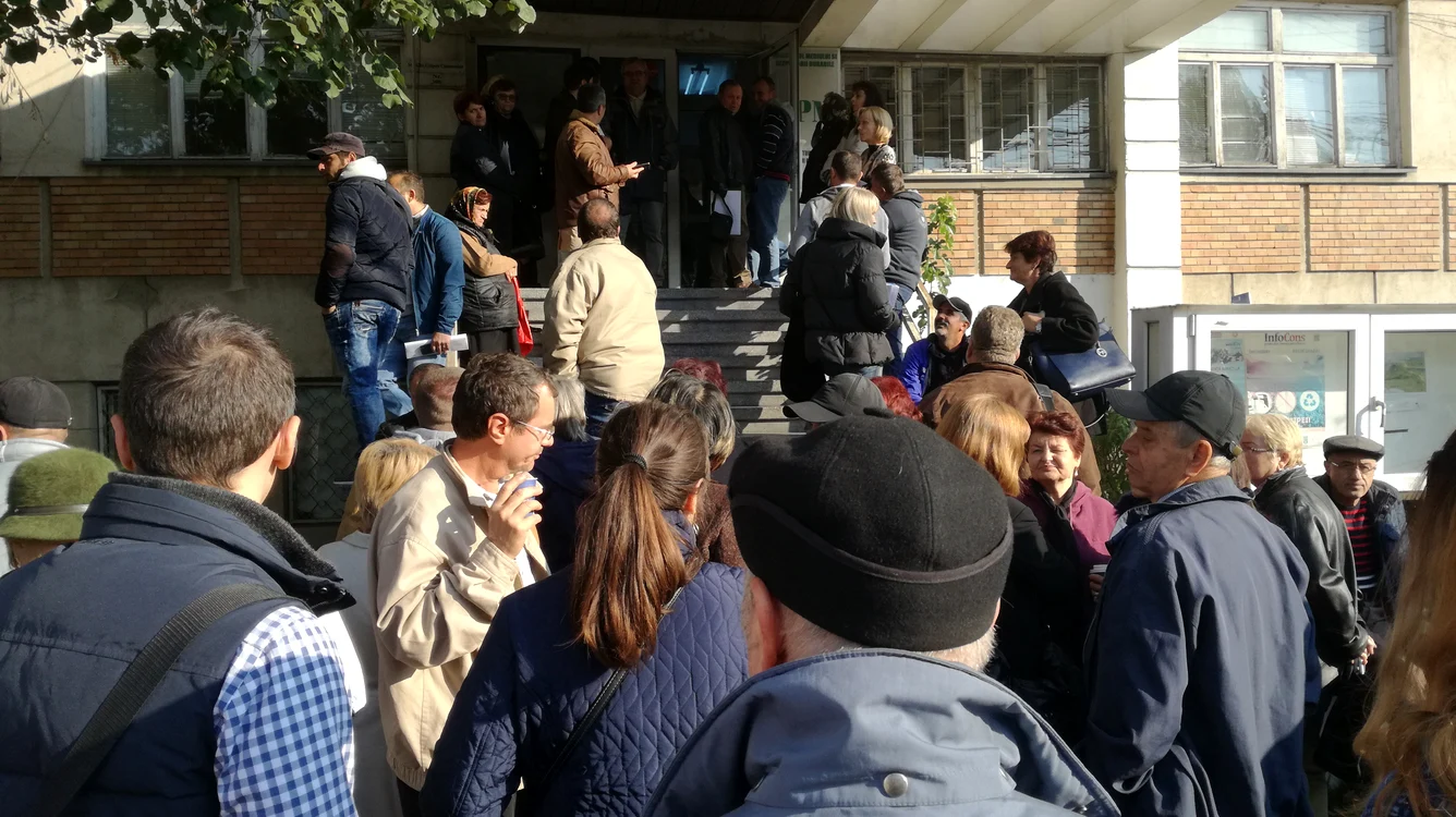 La Craiova, peste 300 de oameni au luat cu asalt sediul Agenției pentru Protecția Mediului luni dimineață (foto: adevarul.ro)