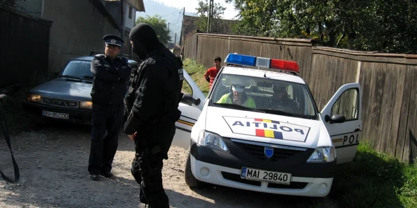 descinderi perchezitii politisti mascati masina de politie. foto adevarul