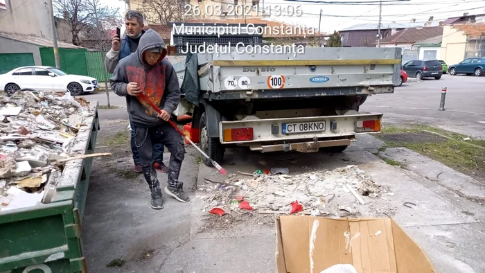 Maşina plina de gunoaie in Constanta foto Calin Gavrilas