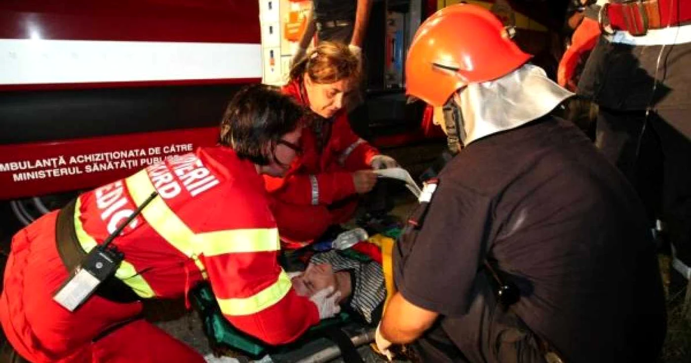Tânărul a fost transportat de echipajul SMURD, la spital, Foto: arhivă