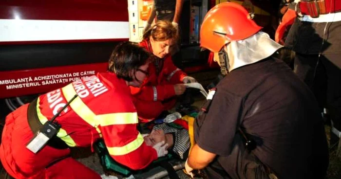 Tânărul a fost transportat de echipajul SMURD, la spital, Foto: arhivă