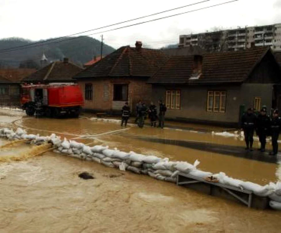 Crişul Alb a inundat zeci de gospodării, terenuri agricole şi drumuri
