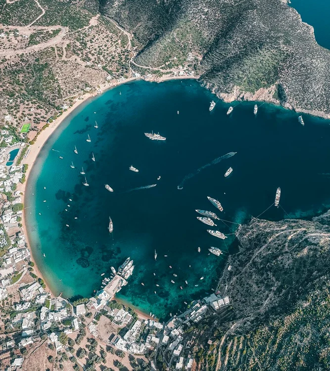 Imagine aeriană cu satele și litoralul pitoresc al Insulei Sifnos din Grecia Foto Discover Greece