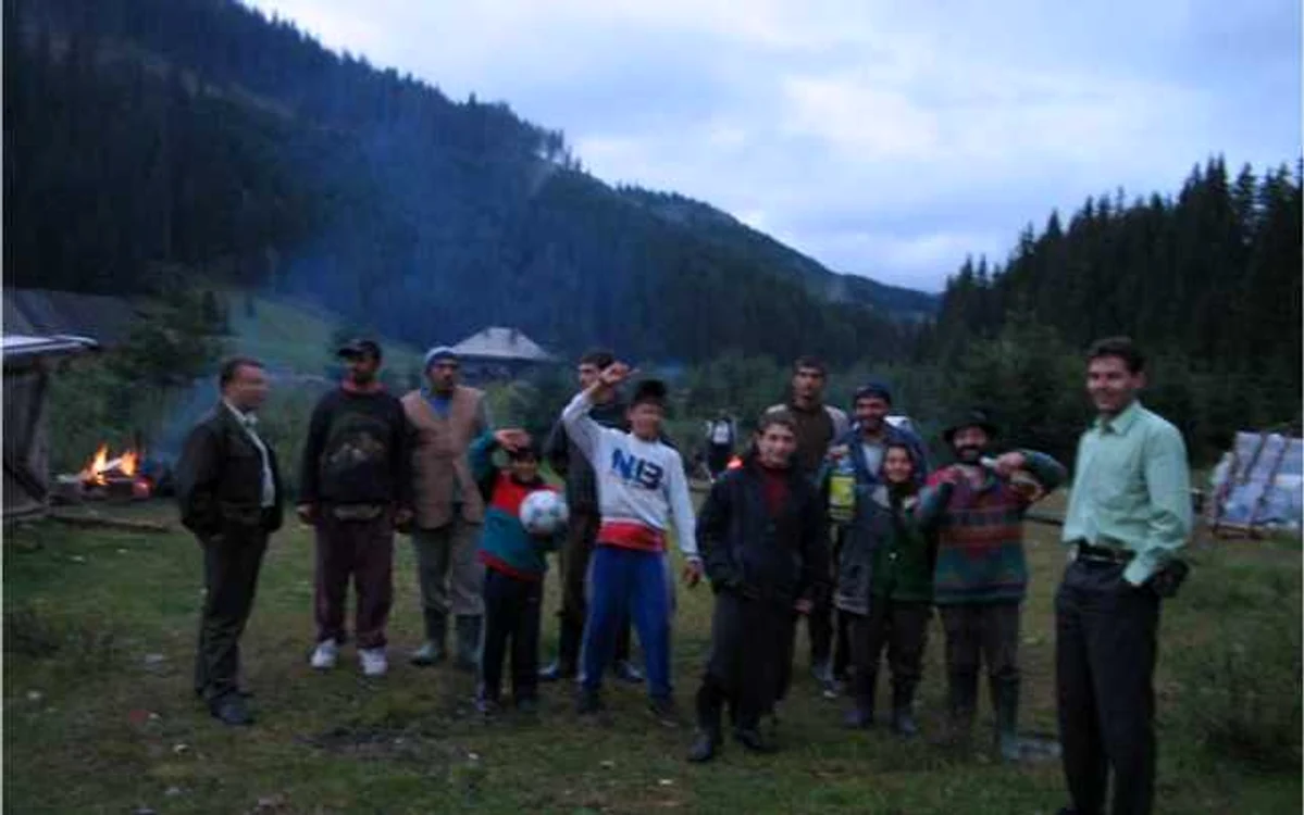 Cei 130 de romi s-au instalat chiar în rezervaţia ştiinţifică FOTO: Claudiu Iuşan