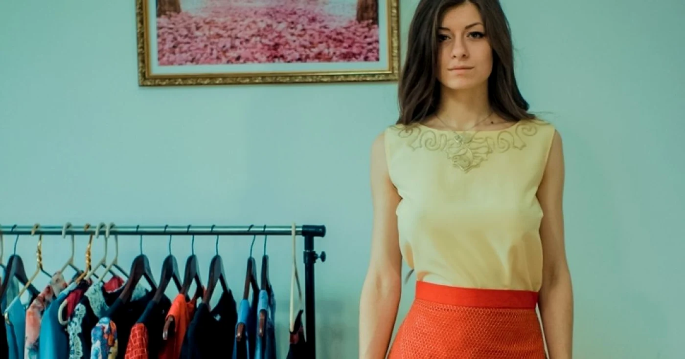 Toate creaţiile sunt purtate de Cristina Moisei, care le creează, le coase şi tot ea le prezintă. FOTOGRAFII Arhiva personală