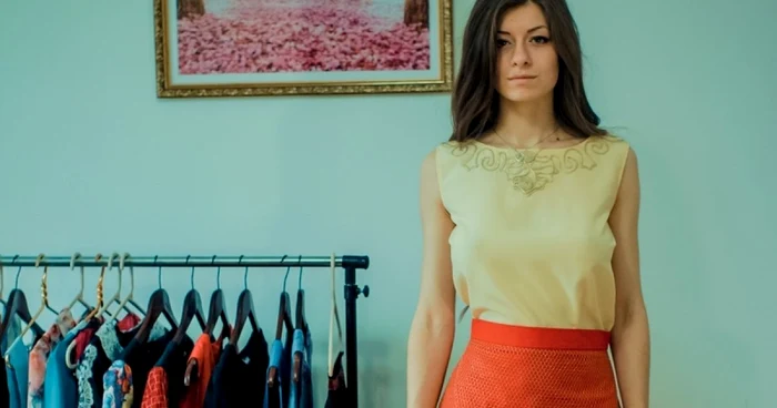 Toate creaţiile sunt purtate de Cristina Moisei, care le creează, le coase şi tot ea le prezintă. FOTOGRAFII Arhiva personală
