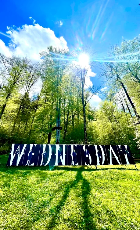 Numele serialului Wednesday pe peluza Castelului Cantacuzino din Bușteni Foto Arhiva Adevărul