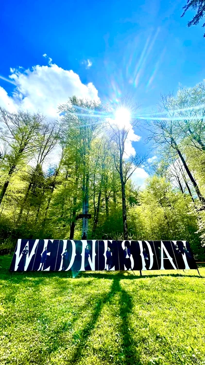 La Castelul Cantacuzino surprize pentru fanii serialului Wednesday jpg