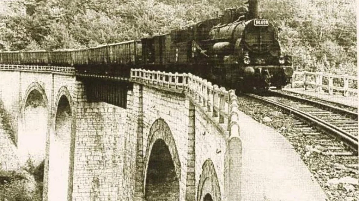 Încă un monument CFR pe calea pierzaniei! jpeg