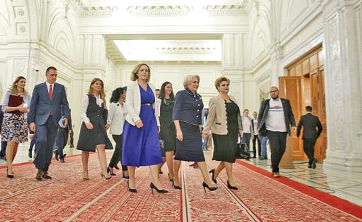 
    Viorica Dăncilă a fost susținută  de colegele din guvernFotografii: Inquam  