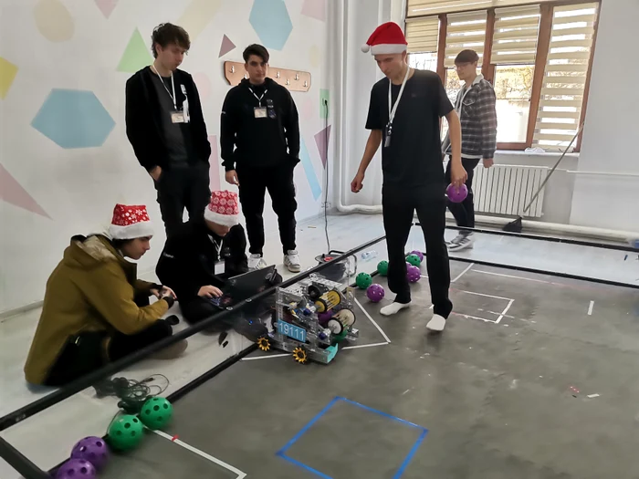 Echipele își pot calibra robotul în terenul de antrenament FOTO: Alina Mitran