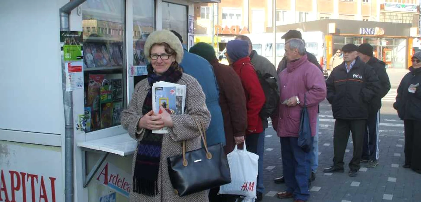 Albaiulienii au aşteptat de la ora 6.00 ghidul „Peru“, distribuit împreună cu ziarul Adevărul