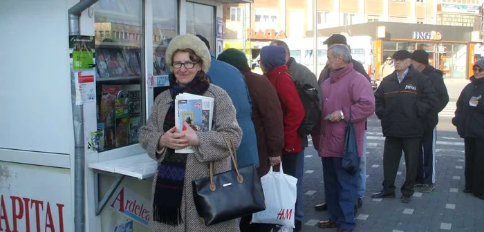 Albaiulienii au aşteptat de la ora 6.00 ghidul „Peru“, distribuit împreună cu ziarul Adevărul