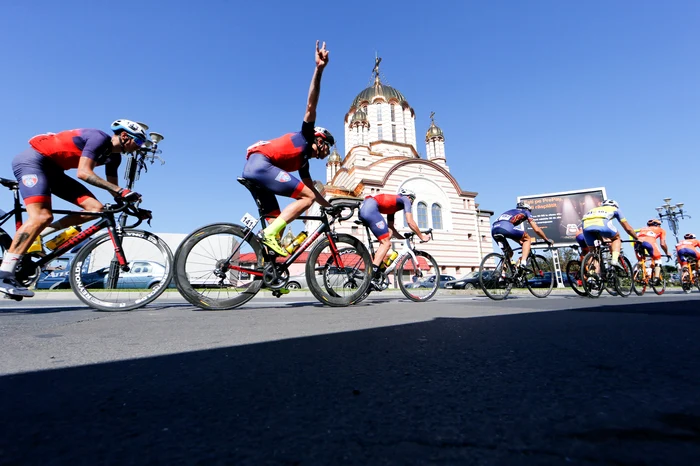 Mica buclă a devenit tot mai spectaculoasă