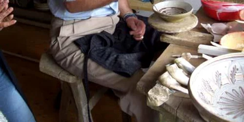 Printul Charles in atelierul de ceramică al familiei de olari Mischiu din Horezu Foto Arhiva personală