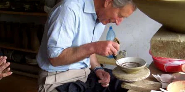 Printul Charles in atelierul de ceramică al familiei de olari Mischiu din Horezu Foto Arhiva personală