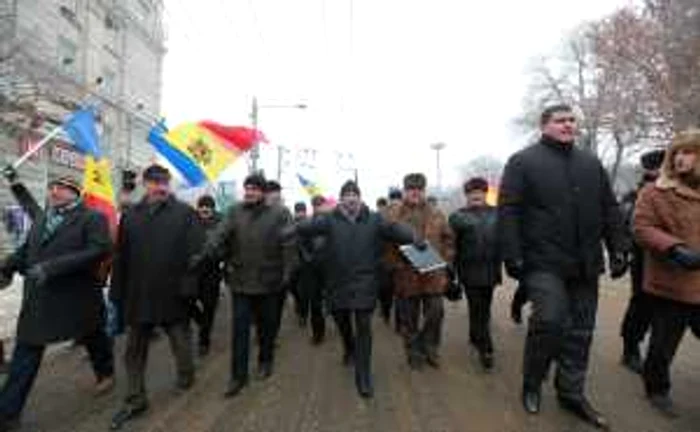 Iurie Roşca a reuşit să adune simpatizanţii săi în centrul Capitalei şi în cele mai geroase zile. Foto de Eduard Bâzgu