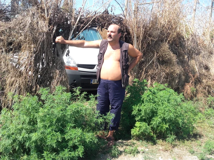 Constantin Abas şi-a parcat “garsoniera” pe roţi la umbrăFoto: "Adevărul"