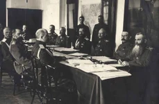 Întâlnirea membrilor Marelui Cartier General al armatei imperiale ruse (STAVKA), la care participă țarul Nicolae al II-lea (foto: Wikimedia Commons)