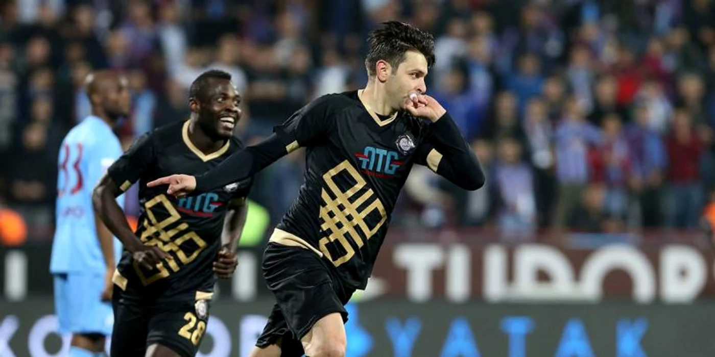 FCSB voia să repatrieze doi jucători pentru un start de 2018 în care îi vor lipsi ambii atacanţi, dar până la urmă a semnat doar Cristi Tănase. Rusescu stă pe loc, dar stă bineFoto Click!