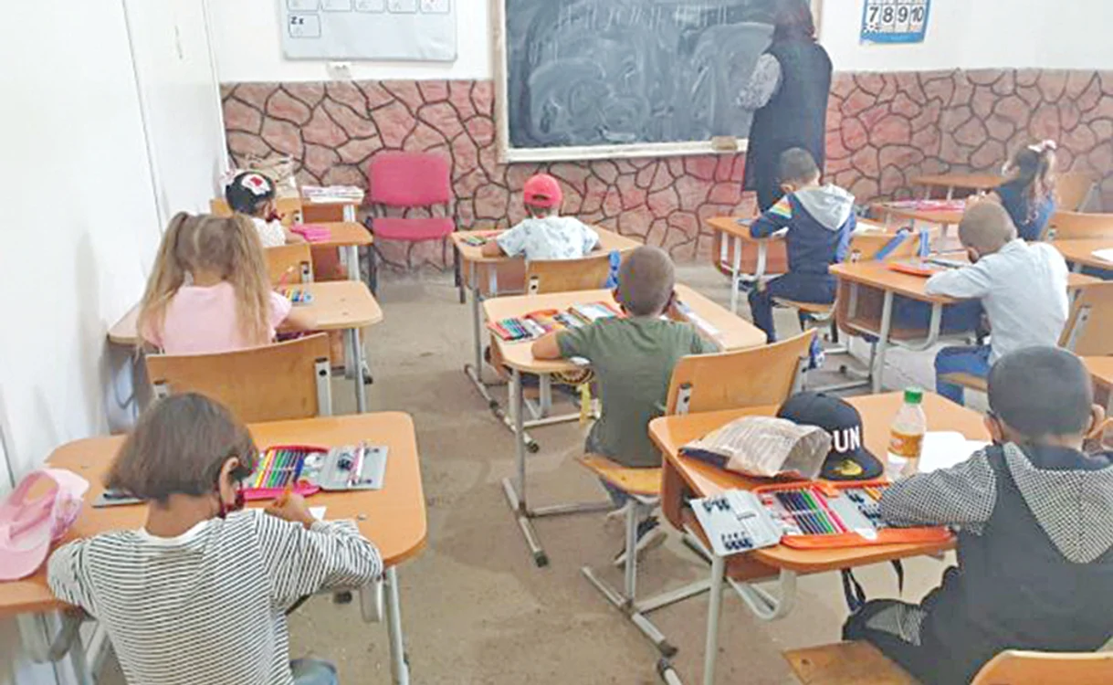 
    Sală de clasă amenajată în incinta unui local în care de obicei se organizează nunţi   