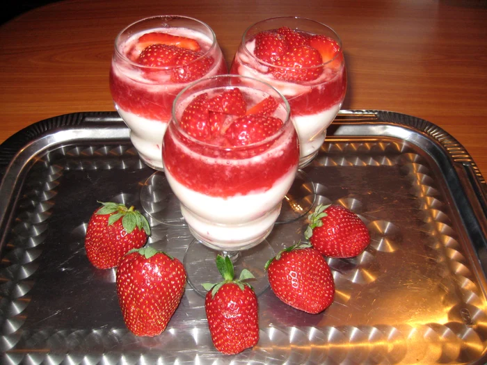 Desert cu iaurt și căpșuni