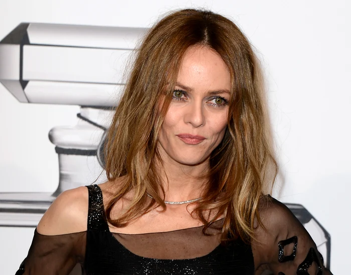 Vanessa Paradis și celebra ei strungăreață, pe cea de-a treia copertă Vogue Parisfoto: copertă