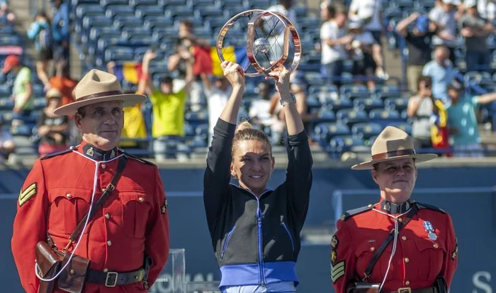 Simona Halep, cu trofeul cucerit la Toronto (FOTO: EPA)