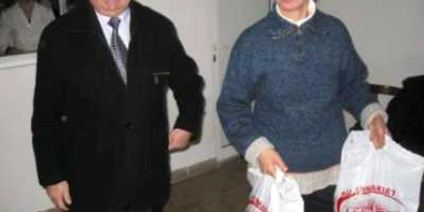 Săracii primesc pachete cu alimente în fiecare an de sărbători 