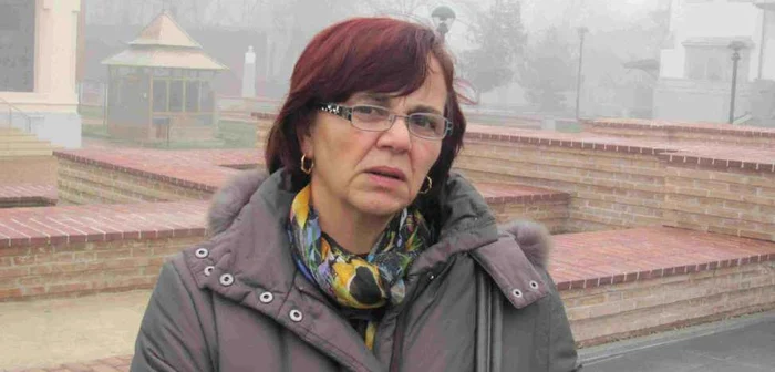 Maria Popescu preferă vremea de afară decât frigul  din casă. 