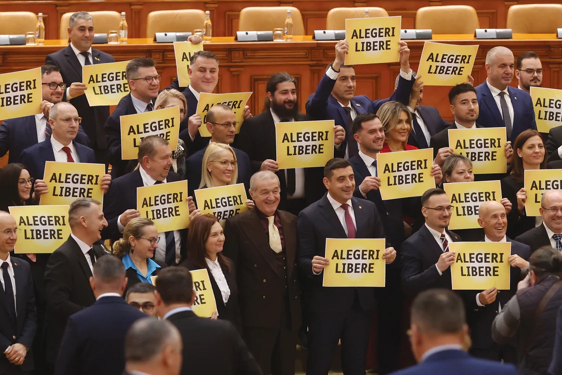 Gigi Becali a început  mandatul cu un protest  făcut cu zâmbetul pe buze. FOTO: Inquamphotos