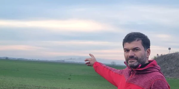 Octavian Berceanu arătând spre un fum gros semnalat de el foto Facebook